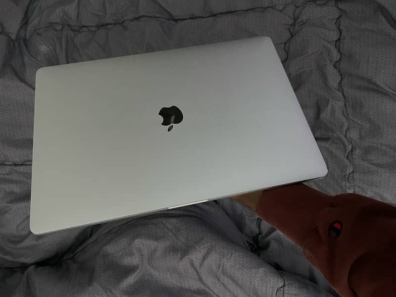 MacBook Pro 2017 i7 15inch 1