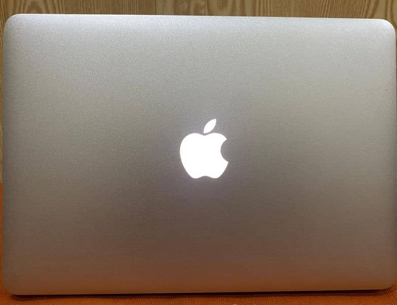 MACBOOK PRO 2015 | CORE I5 | 13 INCHES | 8 GB RAM | 128 GB SSD 1