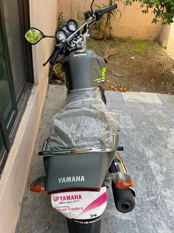 YAMAHA YBR125G 3