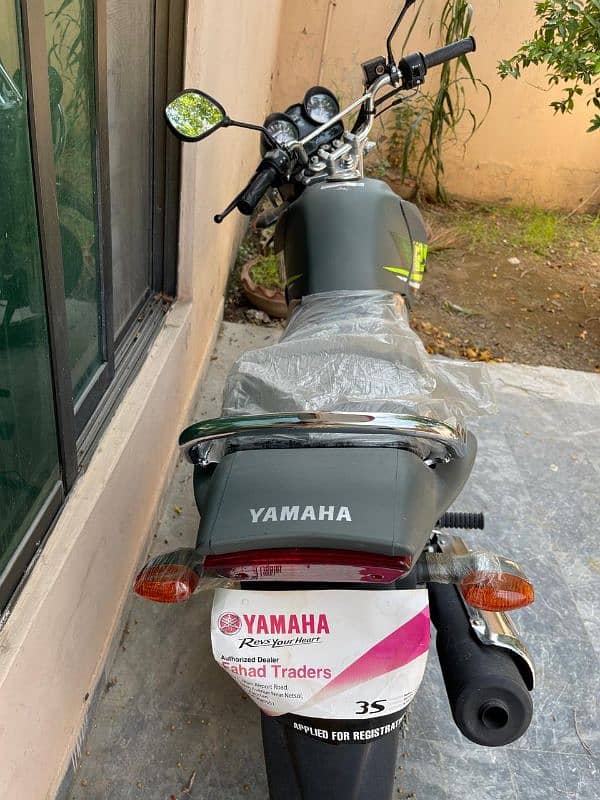 YAMAHA YBR125G 4