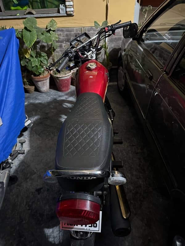 Honda 125 self start Gold edition red colour. 2