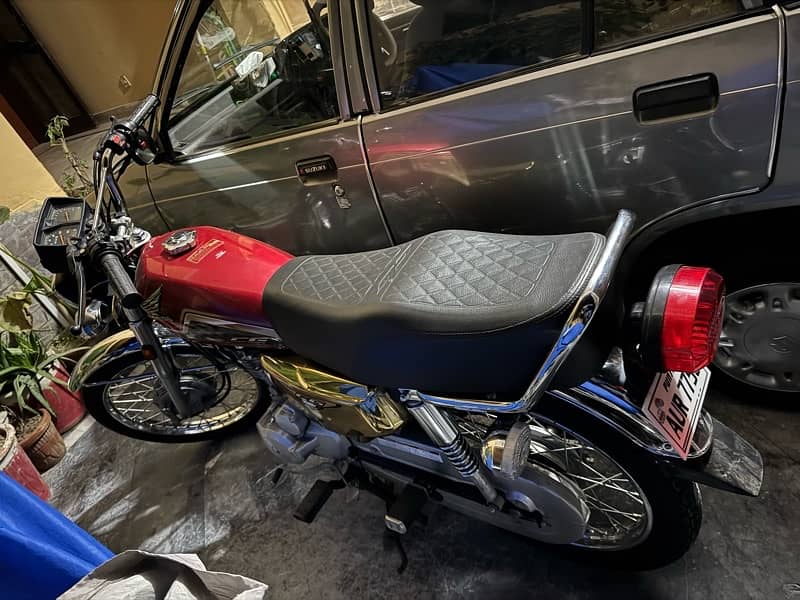 Honda 125 self start Gold edition red colour. 3