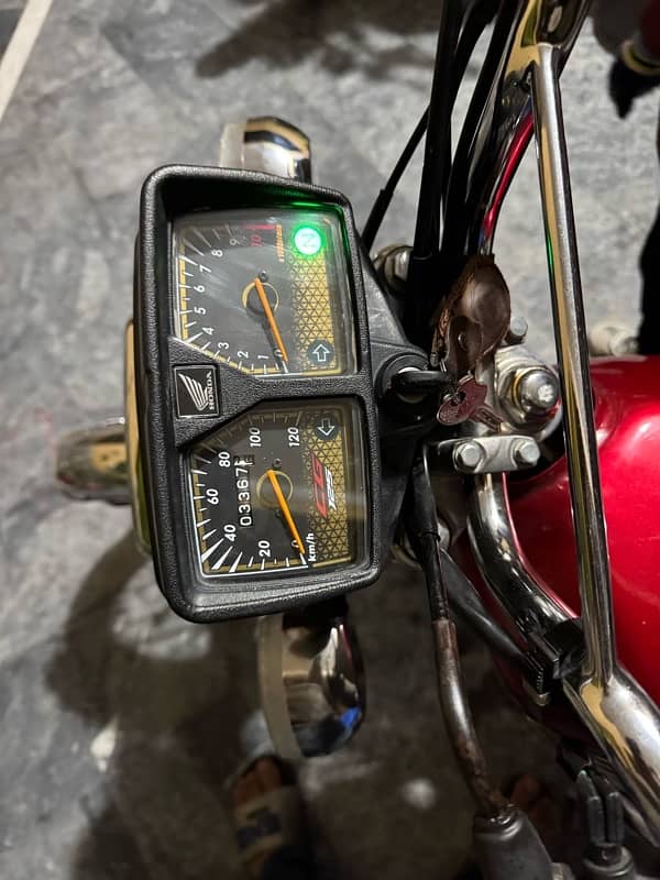 Honda 125 self start Gold edition red colour. 4