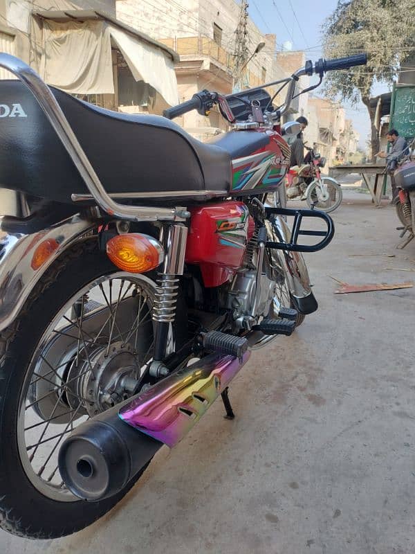 Honda CG 125 he bohat achi condition me he copy letter clearly he 0