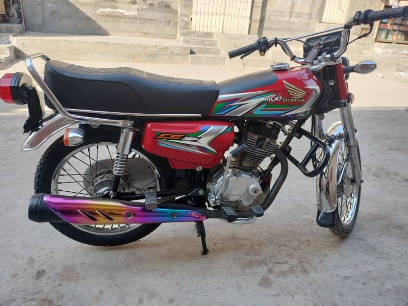 Honda CG 125 he bohat achi condition me he copy letter clearly he 2