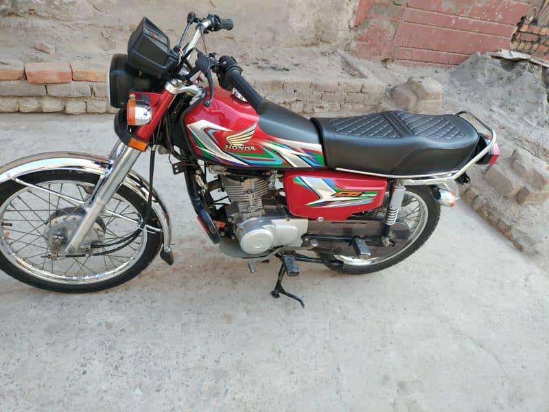 Honda CG 125 he bohat achi condition me he copy letter clearly he 5