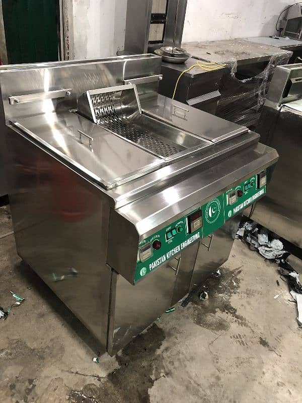 deep fryers 16 litter automatic we have pizza oven fast food machinery 5