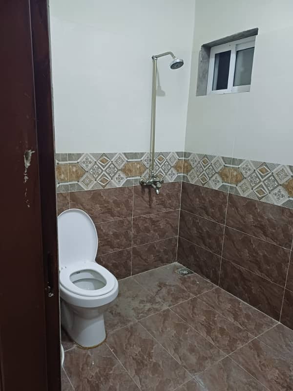 Brand new luxury Hania girls hostel Seats available in three seater Room for rent near ucp University or shaukat khanum hospital or UOL University or UMT University or Emporium Mall 3