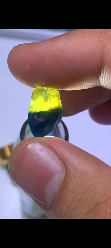 Unheat Rough facet grade amazing bi-colour sapphire 3