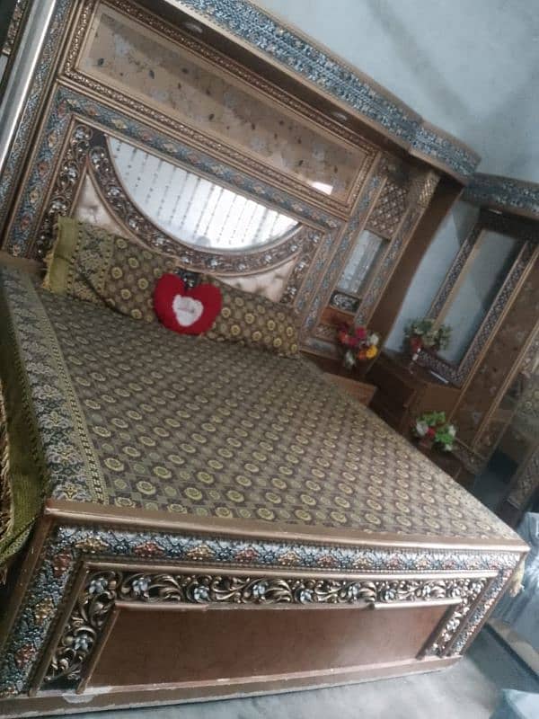 Complete Bed with Side cabinets and Dressing table 3