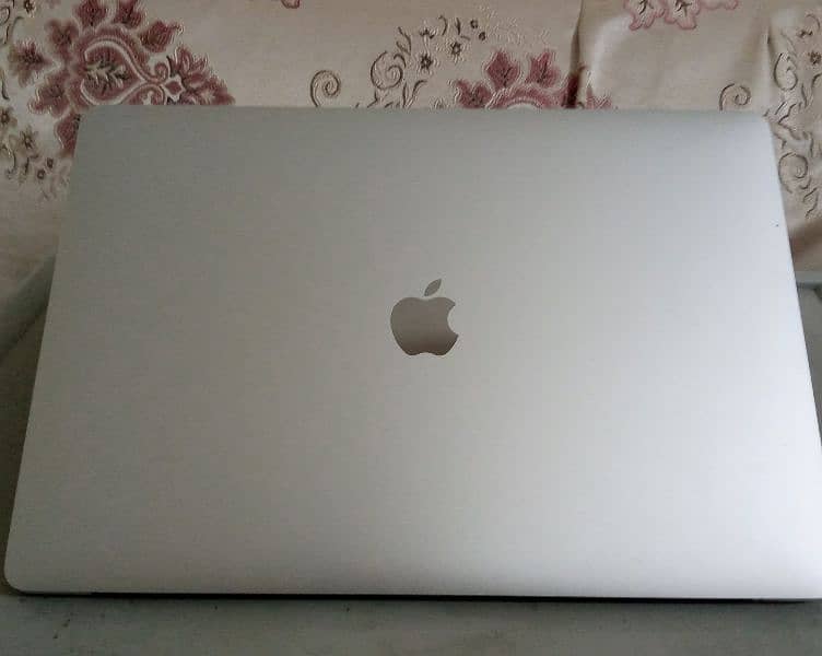 macbookpro 2019 core i7 16/512 0