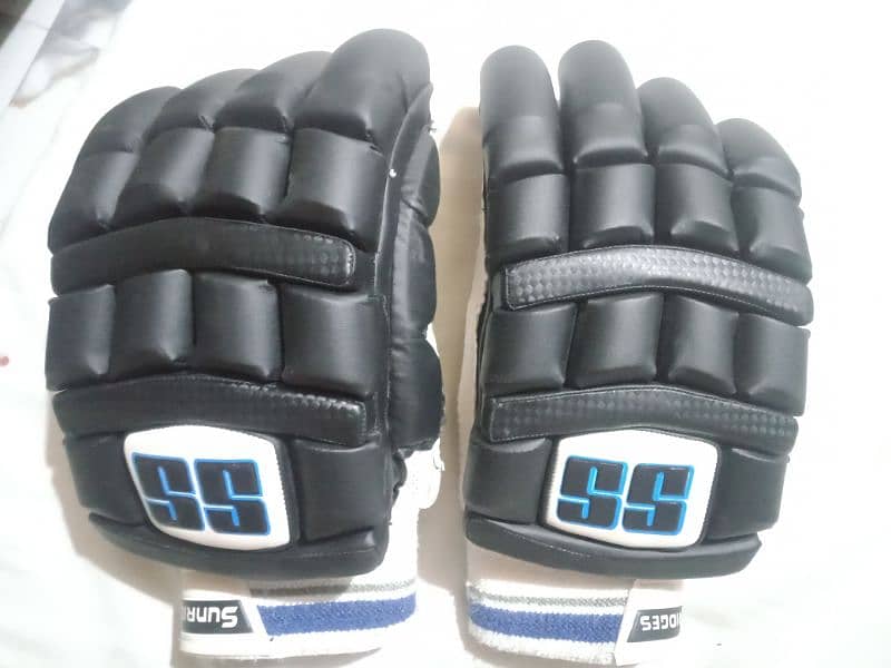 left hand batting gloves 1