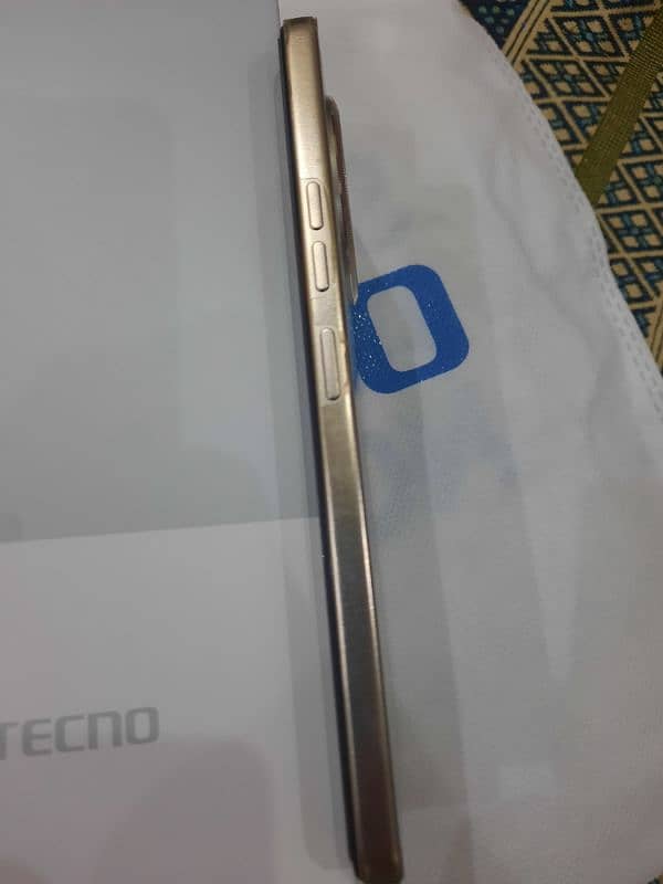 Tecno Camon 30 8/256 full box with warrenty no falut no open no repair 4