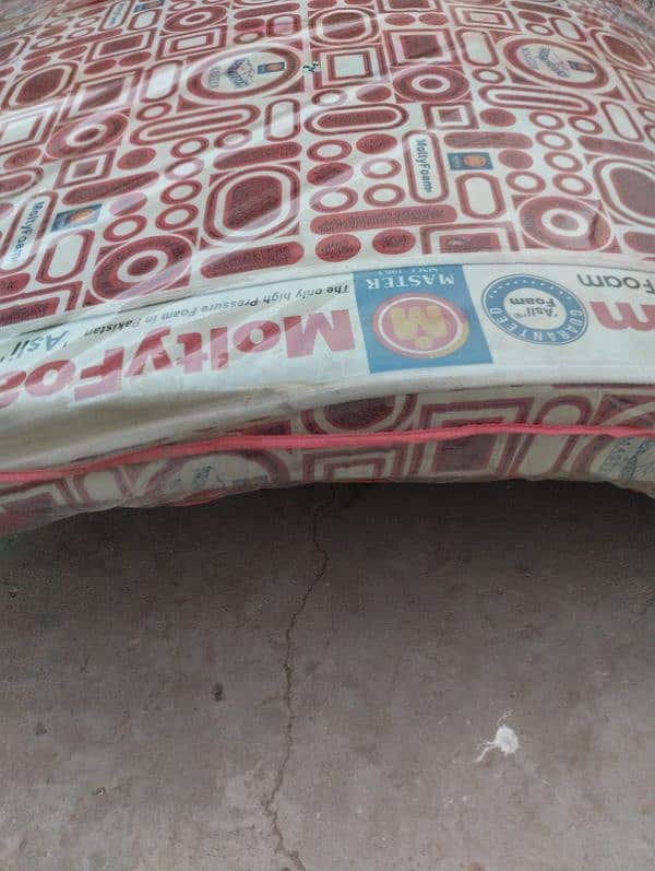 MoltyFoam king size mattress in very best condition 2