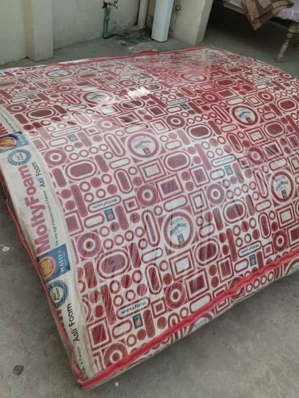 MoltyFoam king size mattress in very best condition 4