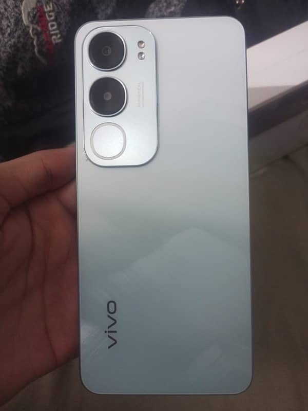 vivo y19s (6/128) only 2 month used in ladies hand 0