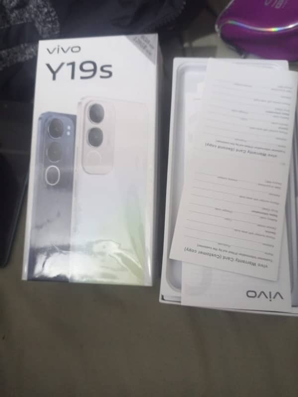 vivo y19s (6/128) only 2 month used in ladies hand 6