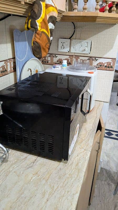 microwave oven in new condition 1