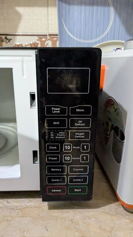 microwave oven in new condition 3