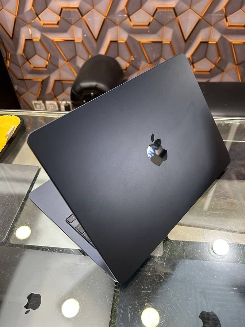 MacBook Air M2| 13.6 inches 1