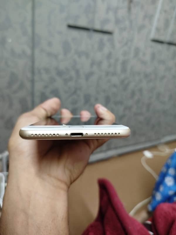 I phone 7 Plus gold 4