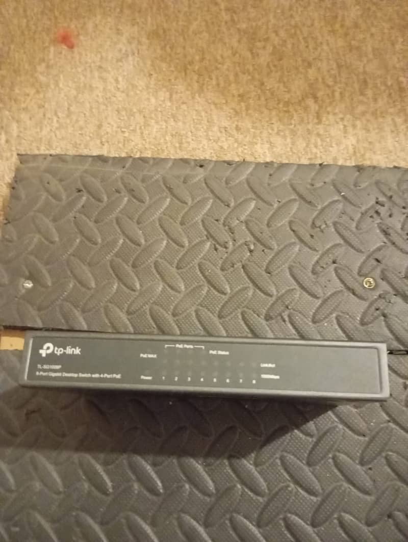 Port Gigabit Desktop Switch with 4-Port PoE 2