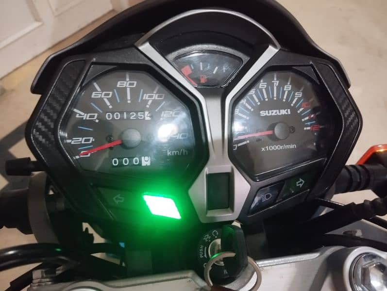 Suzuki GSx125r brand new just 120km used 6