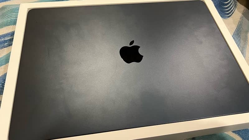 Macbook Air M3 15 inch 2024 complete box 8 months warranty 2