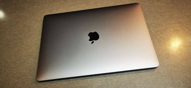 macbook pro 2018/15" i9/32/512/4gb graphics 0