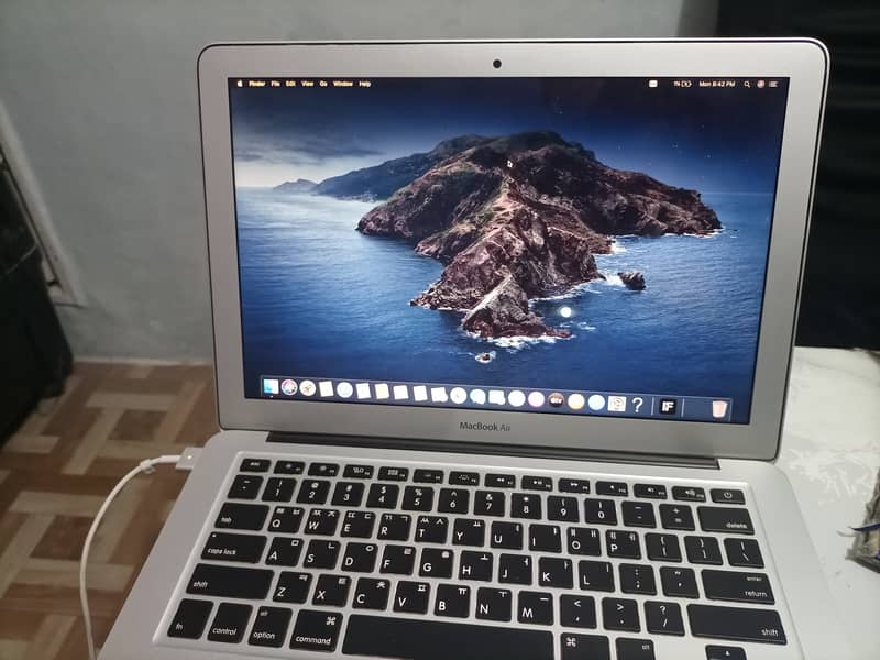 Macbook Air mid 2012 with Charger 9\10 condition 1