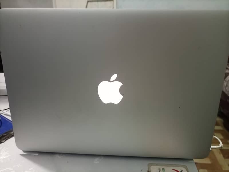 Macbook Air mid 2012 with Charger 9\10 condition 2