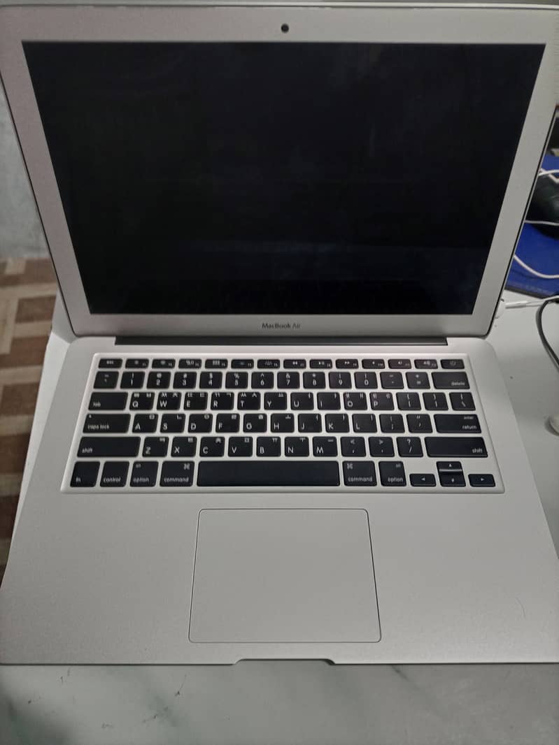 Macbook Air mid 2012 with Charger 9\10 condition 3