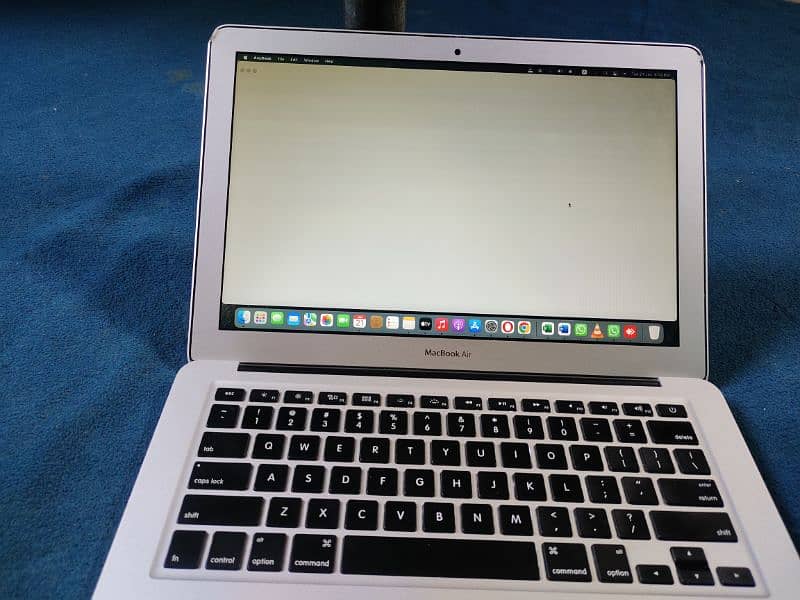 Macbook Air (13 inch, early 2015) 2