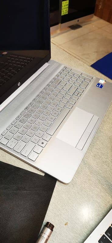 hp i5/11th gen 15" touch box condition 1