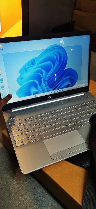 hp i5/11th gen 15" touch box condition 6