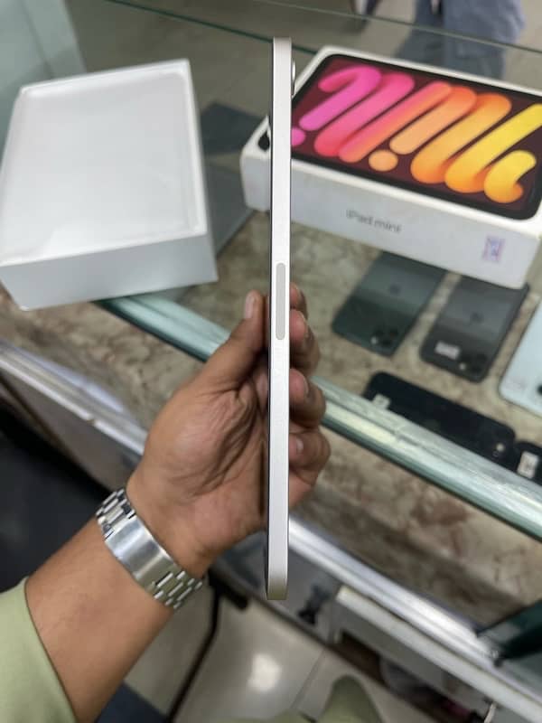 iPad mini 7 128gb 11 month warranty 6