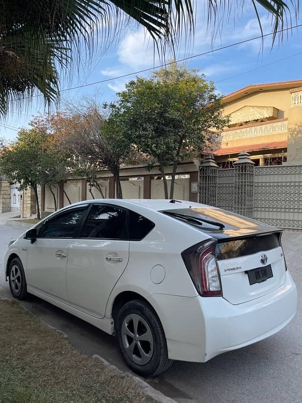 Toyota Prius 2015 S Led Edition 1.8 9