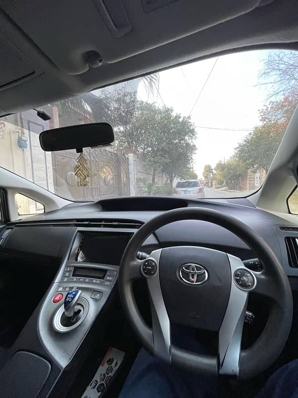 Toyota Prius 2015 S Led Edition 1.8 11