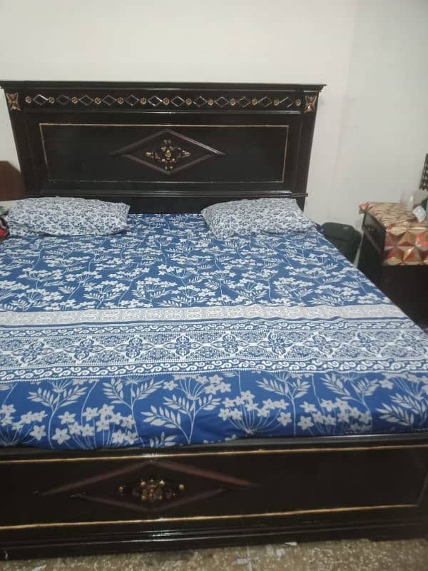 6 months used , wooden bed with side tables 0