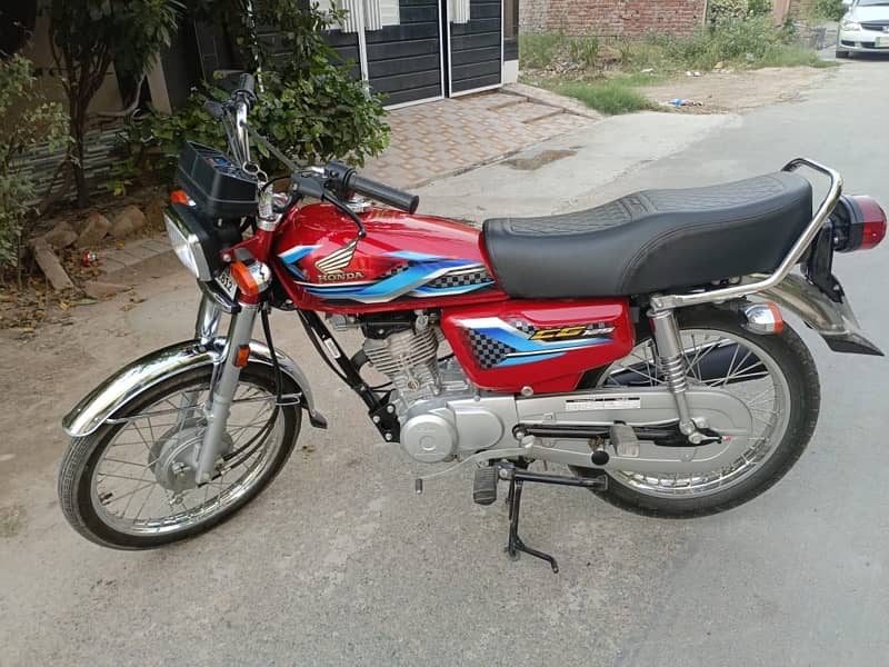 honda 125 with new 2024 sticker 3