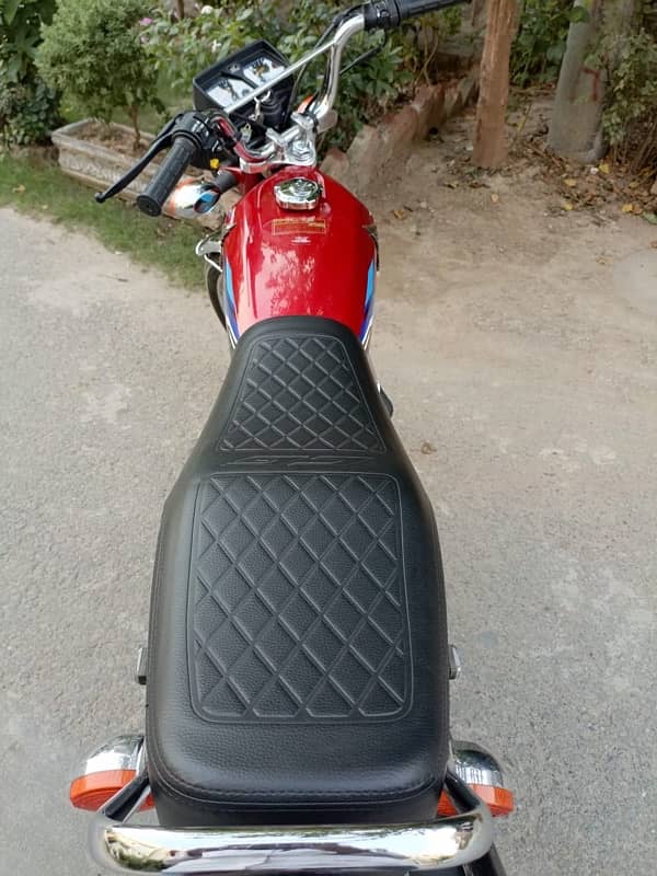 honda 125 with new 2024 sticker 5