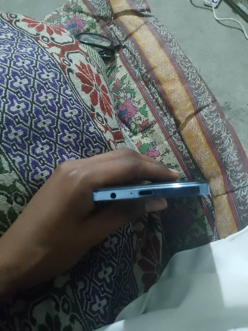 Infinix hot 40 8 256 for sale box with box charger and 1 month waranty 4