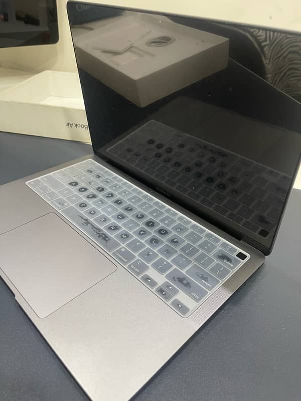 Macbook air m1 8/256 10