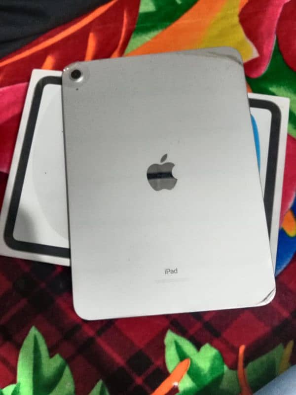 Ipad 10th generation 64 gb Wifi Silver colour, box and charger 2