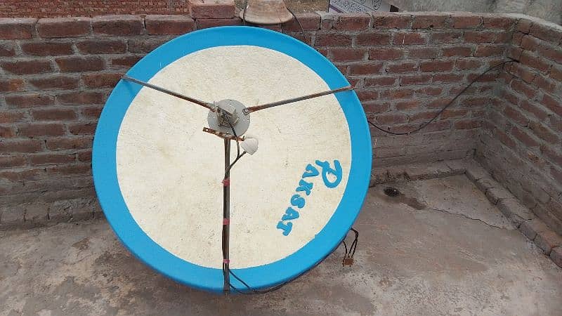 Dish Antina  4 feet Condition 10/10 4