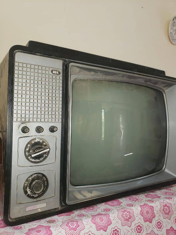 luminar 1976/77 woden model tv oky condition 0