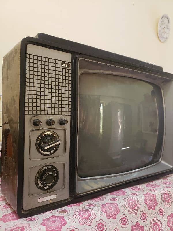 luminar 1976/77 woden model tv oky condition 1