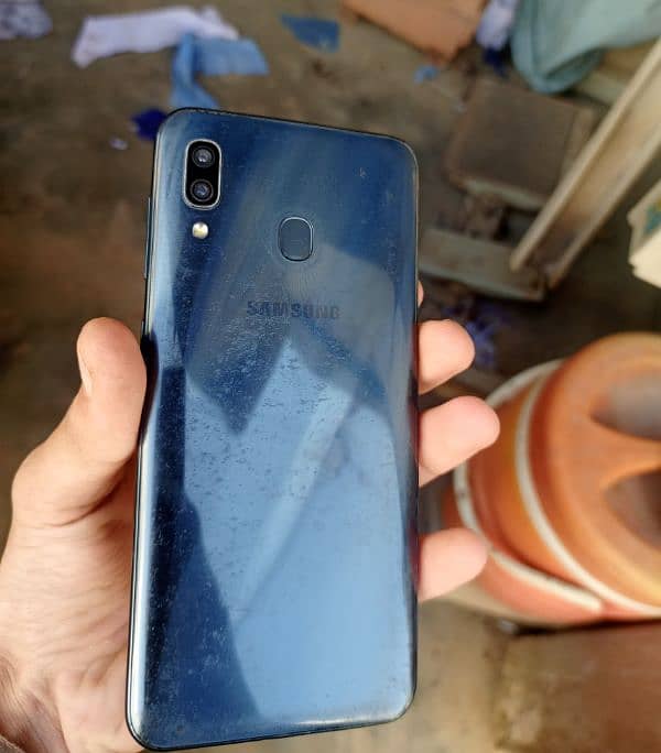 Samsung Galaxy A30 box saath mein hai 4 64gb ha 2