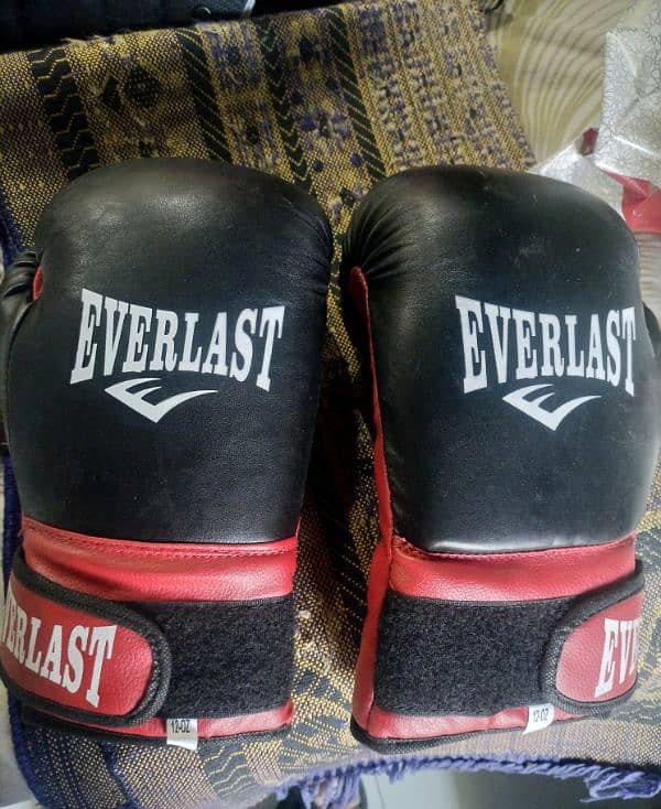 4 feet boxing bag, adult gloves and chain 0