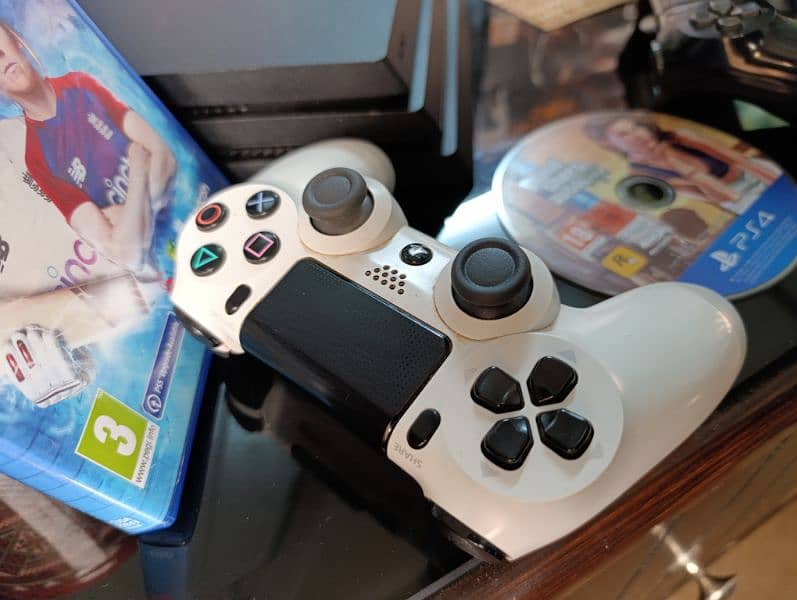 PS 4 PRO 1TB Sealed with 2 original Controllers and games 1